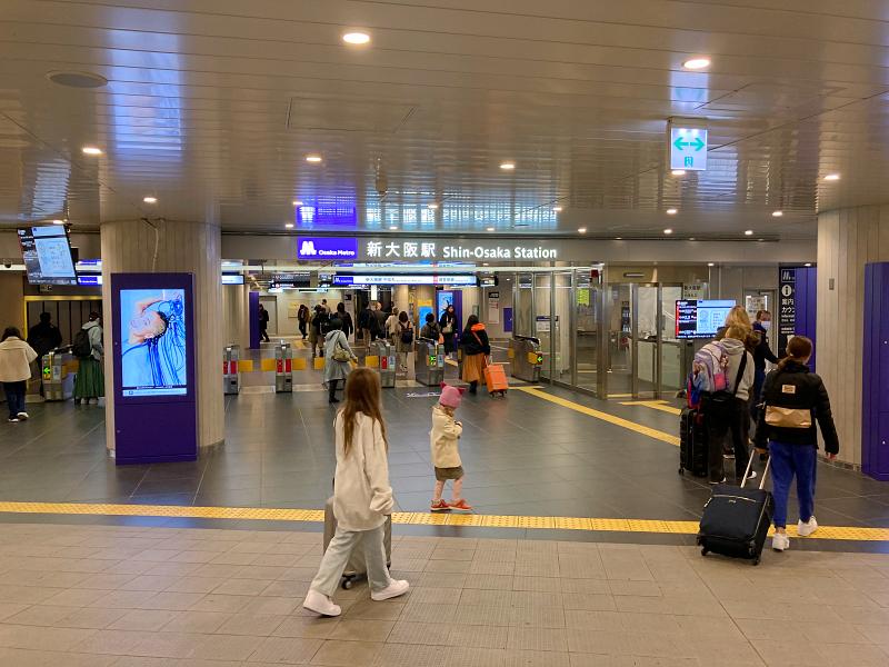 大阪・道頓堀で巨大な10円パンを買ったらチーズがすごかった話