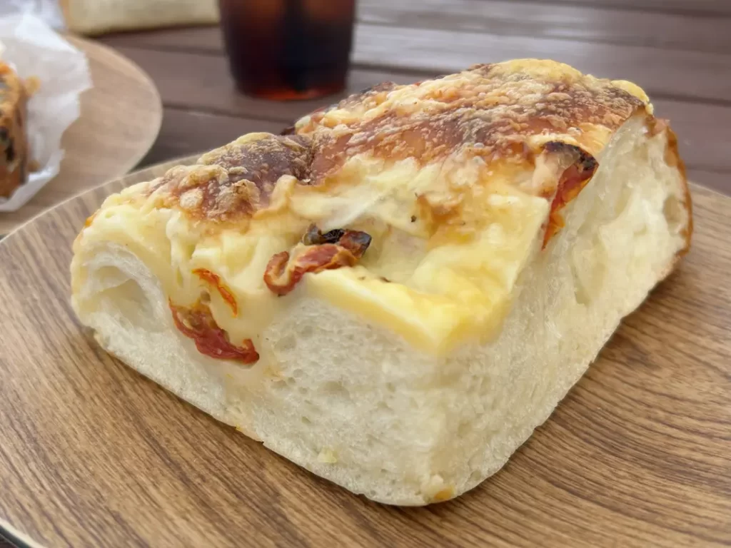 ドライトマトとチーズのフォカッチャ/まゆパン工房(群馬県太田市)